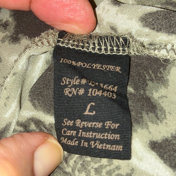 EDGE leopard print Blouse, sage green/black, sleeveless, button front. L EUC - Picture 12 of 17